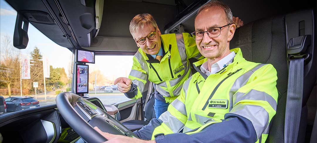 Wechsel an der Spitze der Prävention bei der BG Verkehr. Dr. Jörg Hedtmann (links) und Wolfgang Laske im Fahrerhaus eines Lkw.