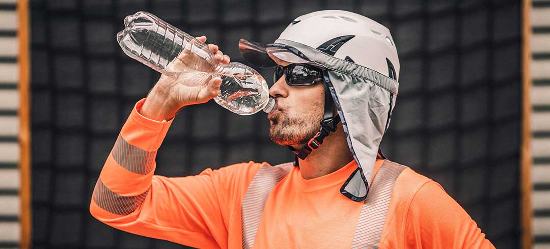 Kopfbedeckung, Sonnenbrille und ausreichend zu Trinken schützen bei Hitze und Sonne Entsorgungsmitarbeiter mit Sonnenschutzkleidung trinkt Wasser.