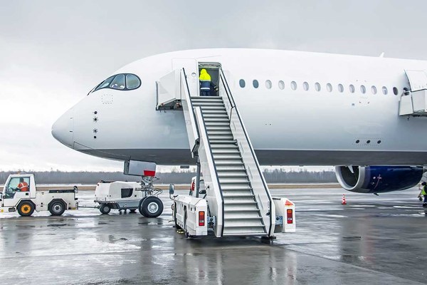 Fluggasttreppe an einem Flugzeug