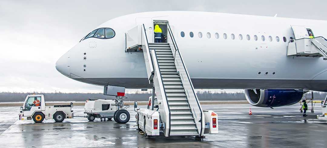 Konzentration bei der Benutzung von Fluggasttreppen Fluggasttreppe an einem Flugzeug