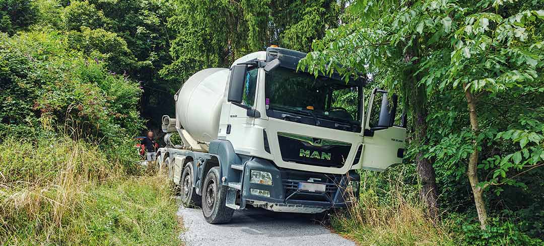 Verunfallter Betonmischer, der in einem Waldboden stecken geblieben ist