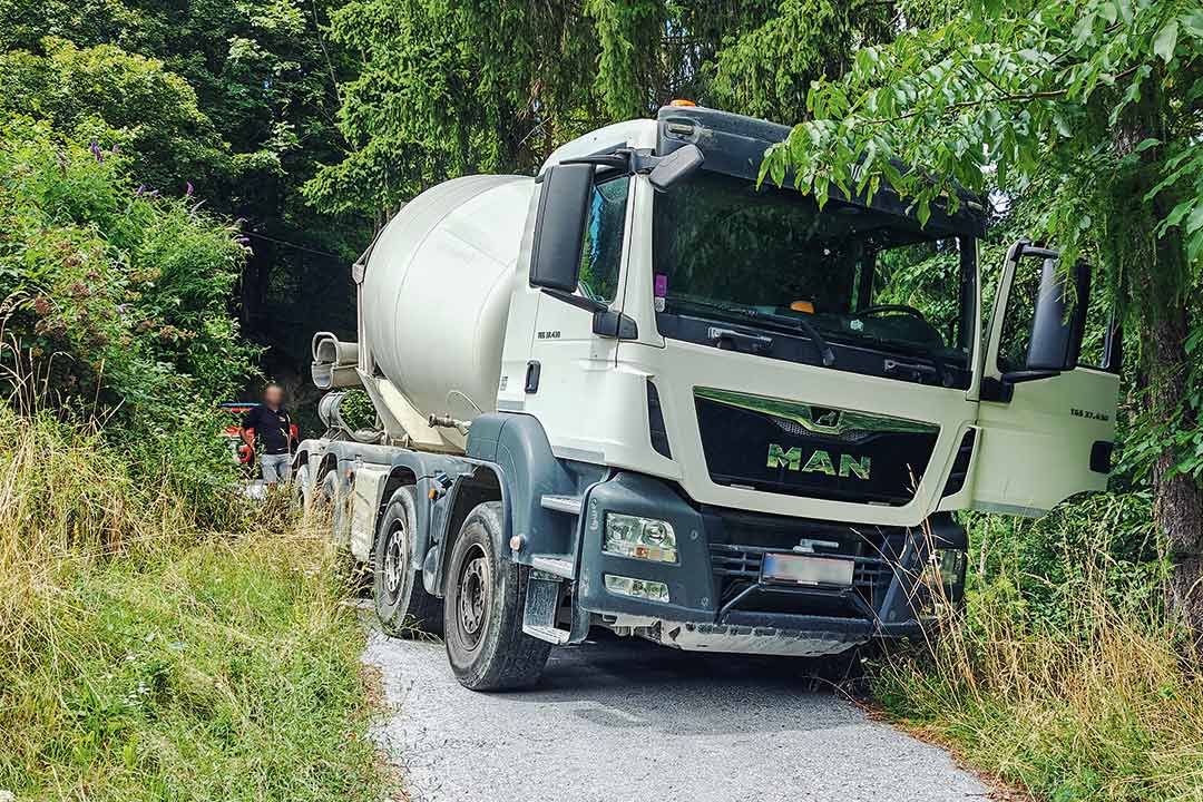 Verunfallter Betonmischer, der in einem Waldboden stecken geblieben ist