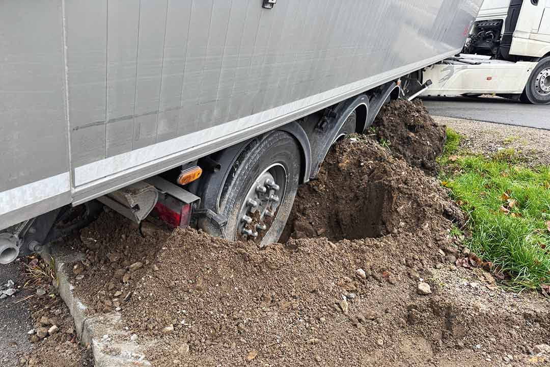 Festgefahrener Reifen eines Lkw in Nahaufnahme