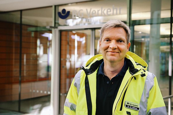 Portrait von Dr. Bernd Mützel, Leiter des Bereichs Arbeitsmedizin, Verkehrsmedizin und Arbeitspsychologie in der BG Verkehr