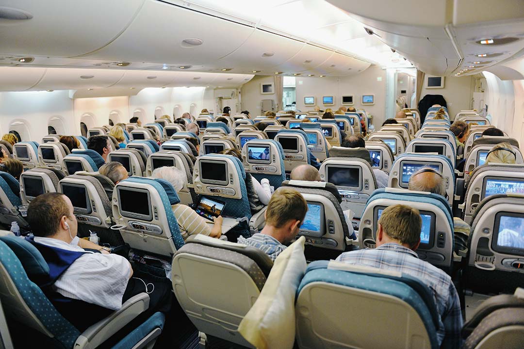 Einblick in einen vollen Airbus-Flieger mit Passagieren bei der Nutzung elektronischer Geräte