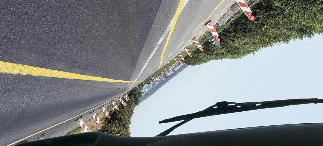Blick durch die Windschutzscheibe eines umgekippten Lkw auf die Autobahn