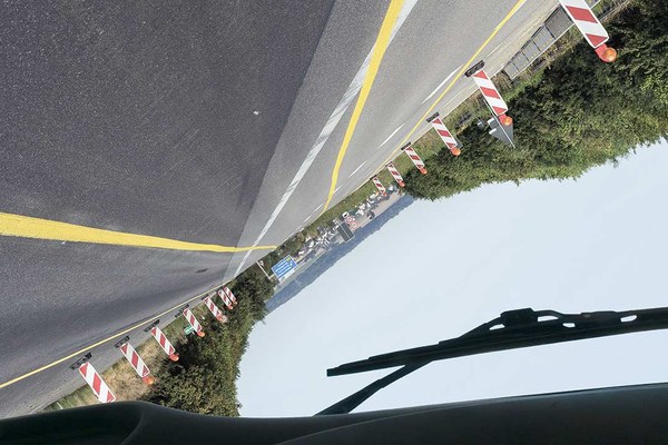 Blick durch die Windschutzscheibe eines umgekippten Lkw auf die Autobahn