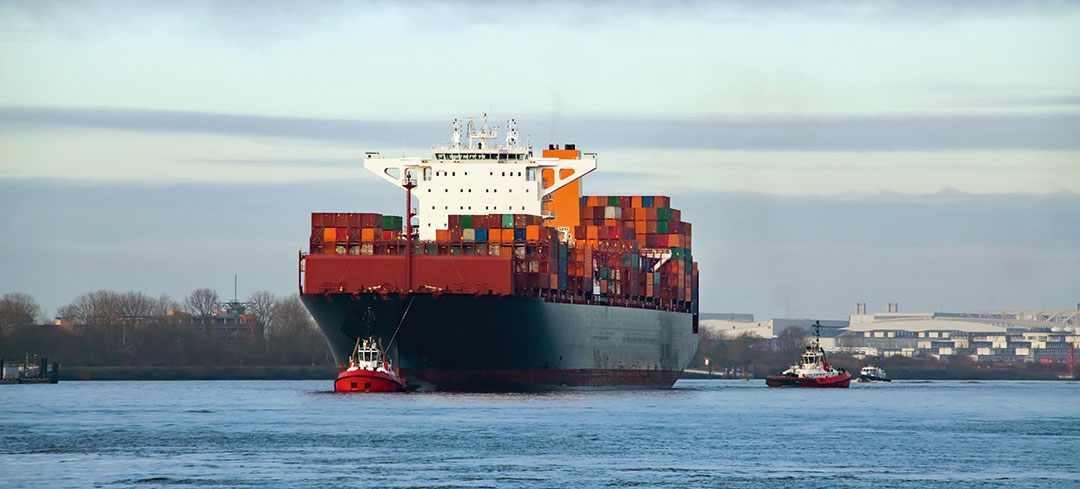 Hafenszene mit großem Containerschiff