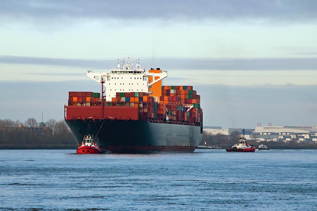 Hafenszene mit großem Containerschiff