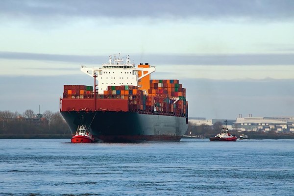 Hafenszene mit großem Containerschiff