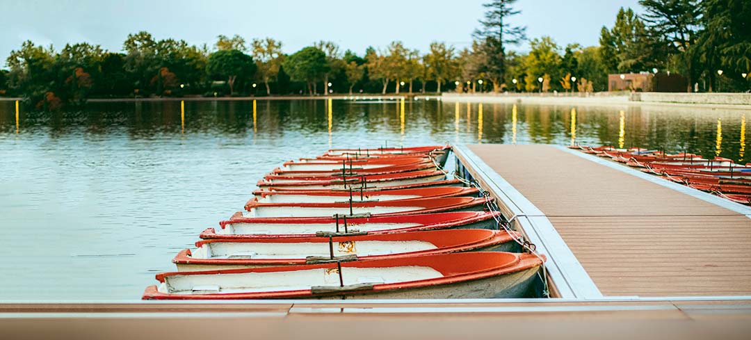 See mit Steg eines Bootsverleihs