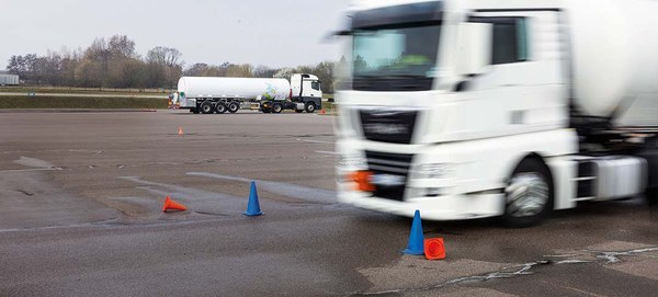 Szene auf einem Übungsplatz mit einem Lkw bei einem Fahrsicherheitstraining bei einer Vollbremsung