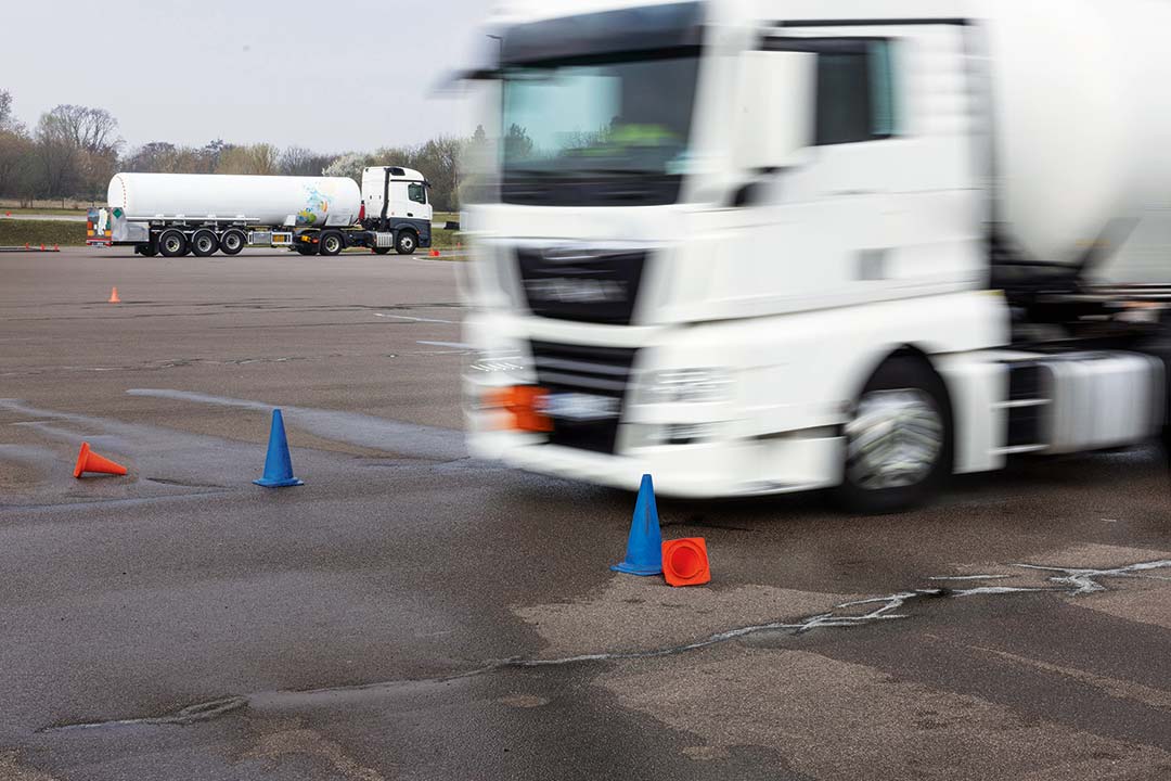 Szene auf einem Übungsplatz mit einem Lkw bei einem Fahrsicherheitstraining bei einer Vollbremsung