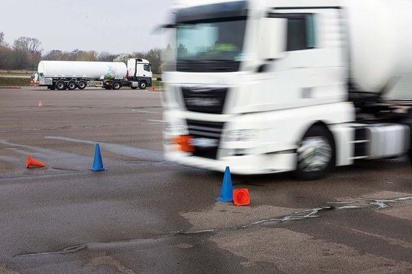 Szene auf einem Übungsplatz mit einem Lkw bei einem Fahrsicherheitstraining bei einer Vollbremsung