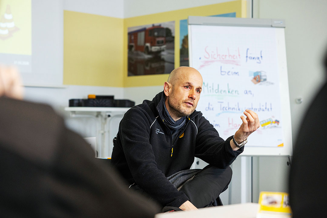 Fahrtrainer Torsten Brendler gibt seinen Kursteilnehmenden wertvolle Tipps