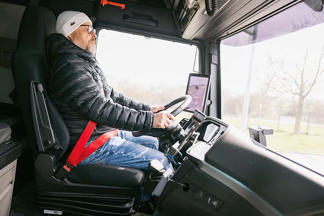 Fahrer Martin Ceral sitzt am Steuer des Lkw bei einem Fahrsicherheitstraining der BG Verkehr.