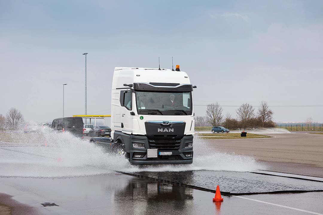 Aquaplaning erleben die Teilnehmenden bei der Fahrt mit einem Lkw über ein Wasserhindernis.
