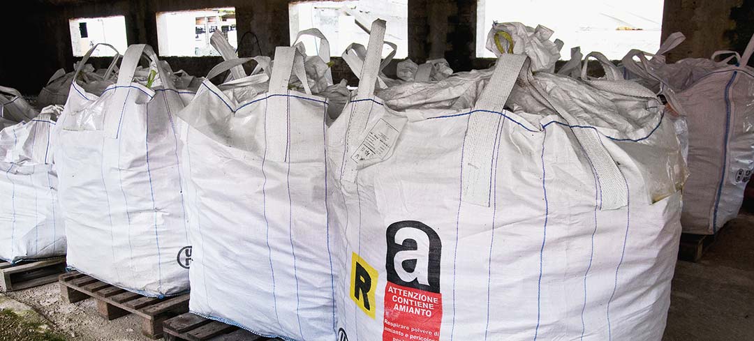 Säcke mit Asbestmüll auf einer Baustelle