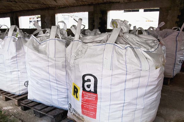 Säcke mit Asbestmüll auf einer Baustelle