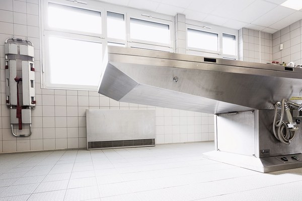 Einblick in den Raum zur Leichenaufbereitung eines Bestattungsunternehmens