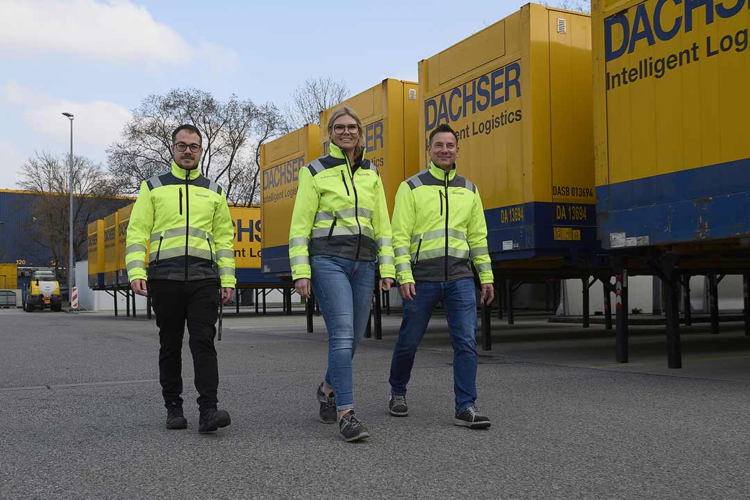 Katharina Mayer macht mit Ingo Zimmermann und Justin Grunwald einen Rundgang über den Speditionshof in Unterschleißheim