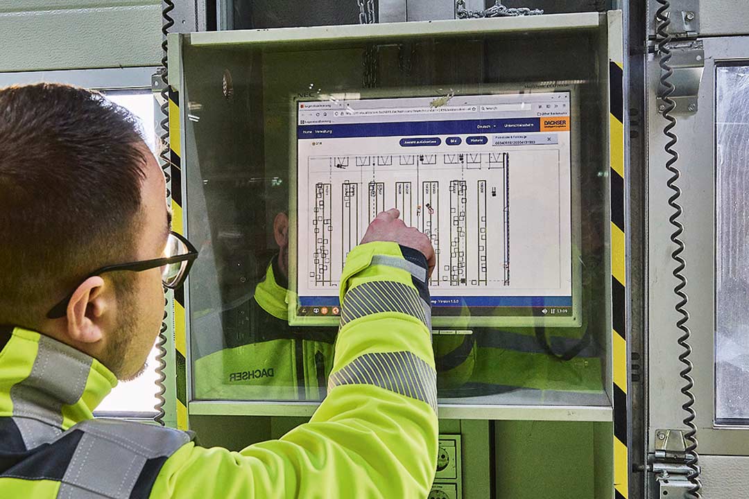 Der Hallenplan ist ein „digitaler Zwilling“ des gesamten Umschlaglagers: Die Beschäftigten sehen in Echtzeit, wo sich Frachtstücke und Flurförderzeuge befinden.
