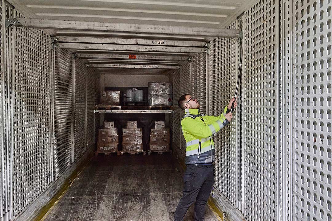 In einer Wechselbrücke zeigt Justin Grunwald die  Handhabung des Ladebalkens.