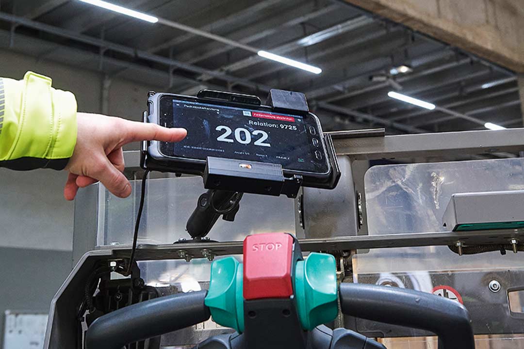 Das Display des Flurförder­zeugs zeigt den Lagerplatz des Packstücks an.