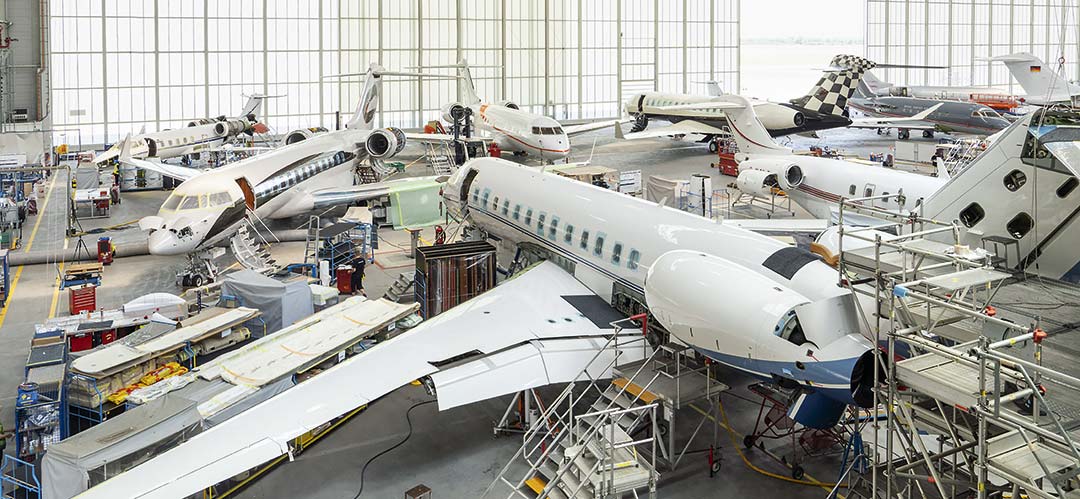 Einblick in einen vollen Airbus-Flieger mit Passagieren bei der Nutzung elektronischer Geräte