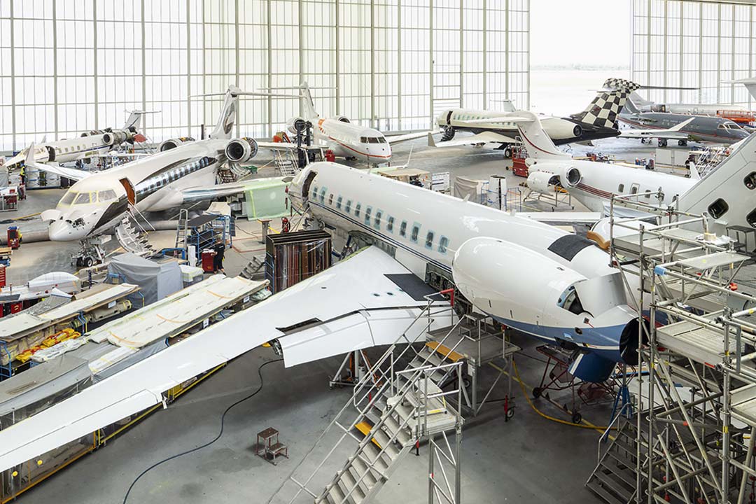 Einblick in einen vollen Airbus-Flieger mit Passagieren bei der Nutzung elektronischer Geräte