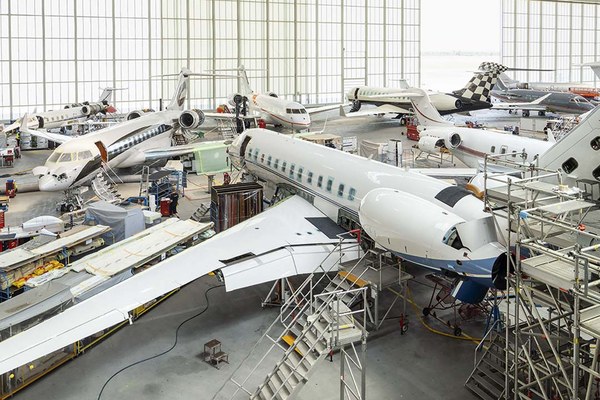 Einblick in einen vollen Airbus-Flieger mit Passagieren bei der Nutzung elektronischer Geräte