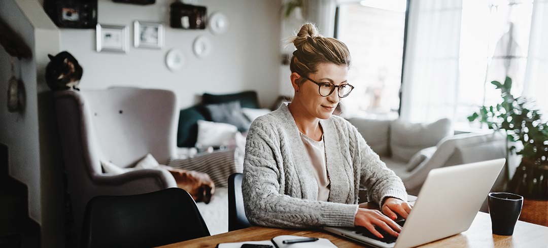 Frau am Schreibtisch ihres Homeoffices
