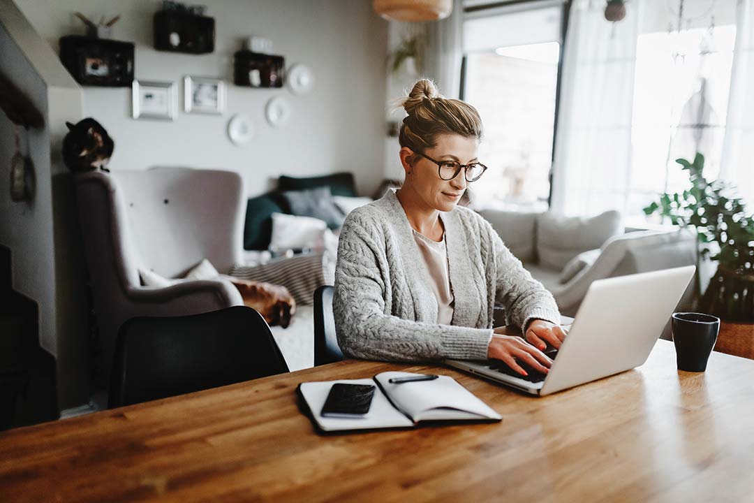 Frau am Schreibtisch ihres Homeoffices