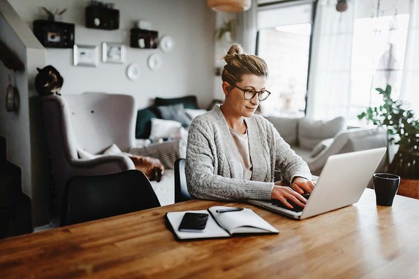 Frau am Schreibtisch ihres Homeoffices