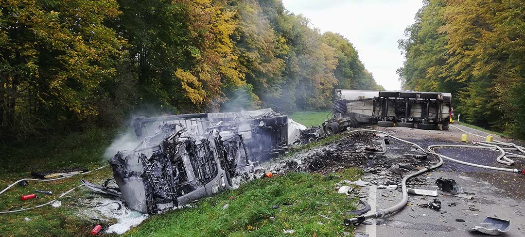 Ausgebrannte Lkws auf einer Landstraße
