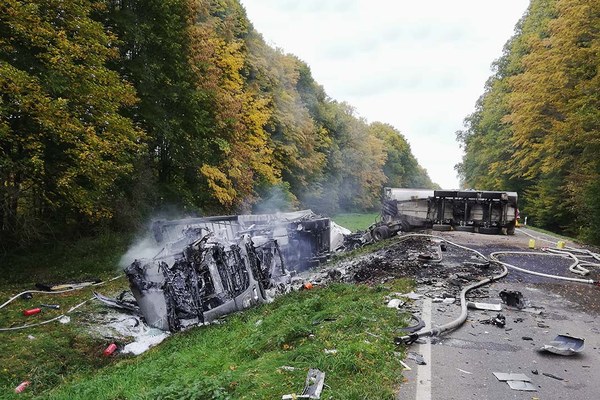 Ausgebrannte Lkws auf einer Landstraße