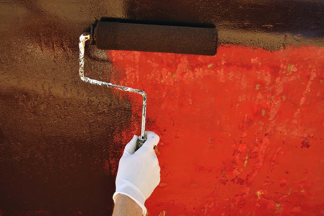 Rolle beim Auftragen von Farben und Lacken am Schiff