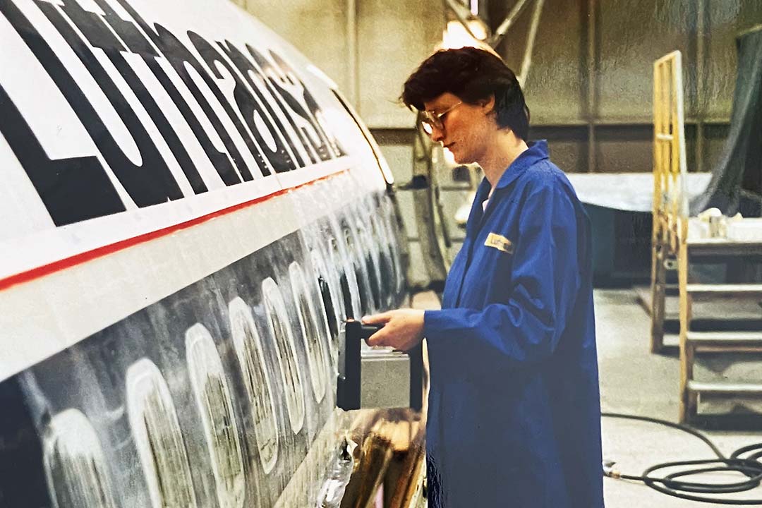 Nostalgisches Foto der jungen Gabriele Kamradt bei der Untersuchung eines Flugzeugs