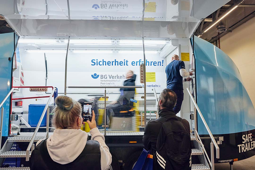 Gurtschlitten am Stand der BG Verkehr in Aktion