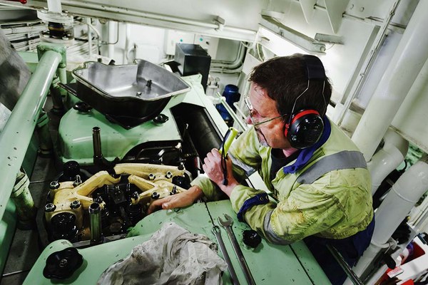 Schiffsmechaniker bei einer Repatatur – die heißen Maschine können zu schweren Verbrennungen führen, wenn man sich nicht schützt