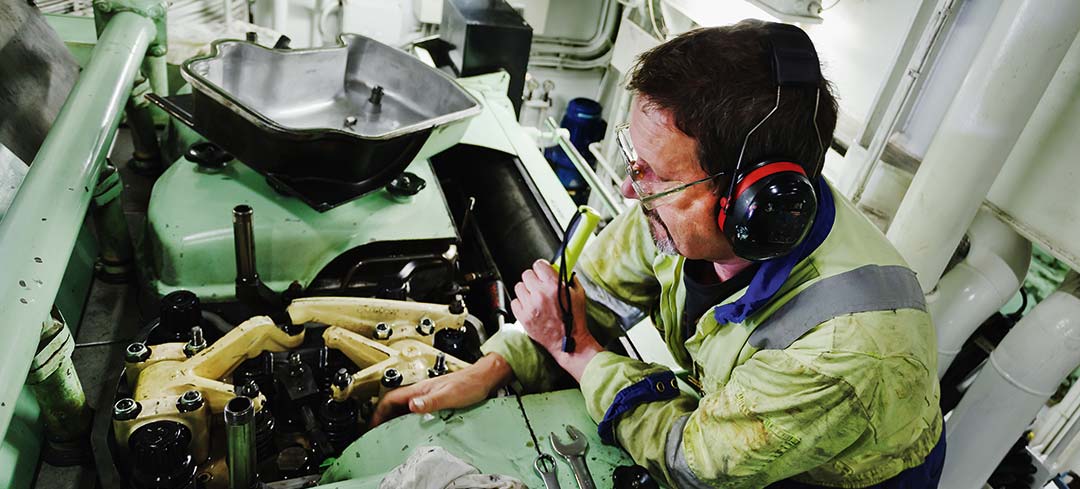 Schiffsmechaniker bei einer Repatatur – die heißen Maschine können zu schweren Verbrennungen führen, wenn man sich nicht schützt