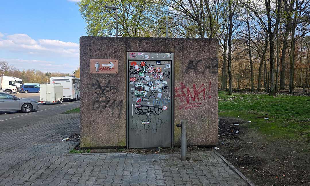 Autobahnrastplatztoilette