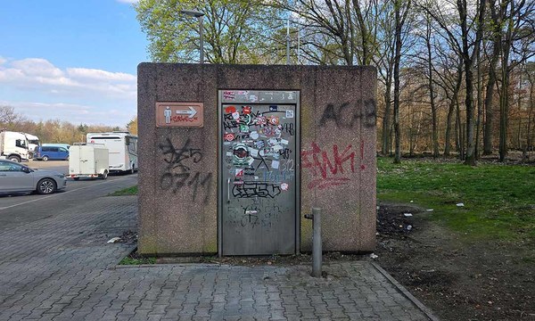 Autobahnrastplatztoilette