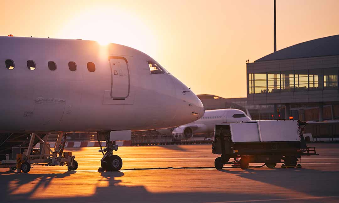 Flugzeug bei Sonnenuntergang auf Flughafen