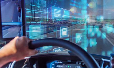 Blick aus einer Lkw-Frontscheibe. Die Autobahn verschwimmt mit einem Bild mit Computeranimationen