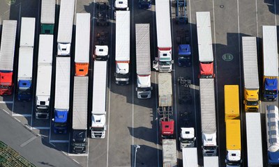 Luftaufnahme eines Autobahnparkplatzes für Lkw