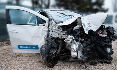 Von Unfall beschädigtes Elektroauto