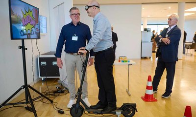 Geschicklichkeitstraining auf einem E-Scooter