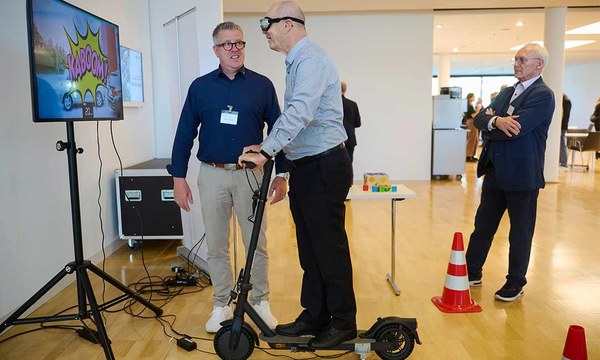 Geschicklichkeitstraining auf einem E-Scooter