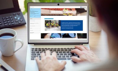 Blick über die Schulter auf den Bildschirm eines Laptops